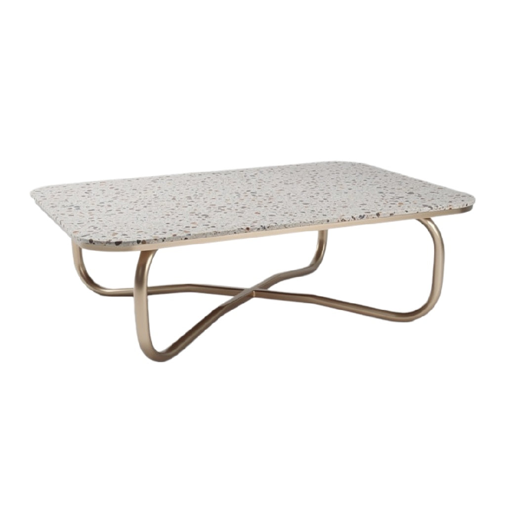 Nowoczesny stół kawowy z marmurowym blatem i metalowymi nóżkami.